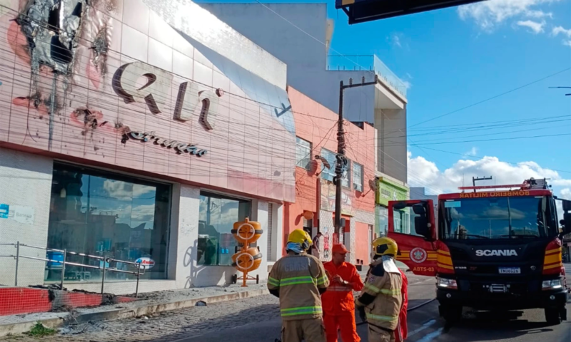 Susto no Alto Sertão: Fachada de loja de material de construção pega fogo em Nossa Senhora da Glória