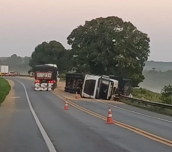 Colisão lateral entre caminhões deixa trecho da BR-101 parcialmente bloqueado em Santa Luzia do Itanhy