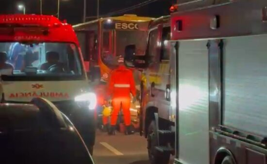 Colisão envolvendo dois ônibus e uma motocicleta deixa vítimas em Aracaju