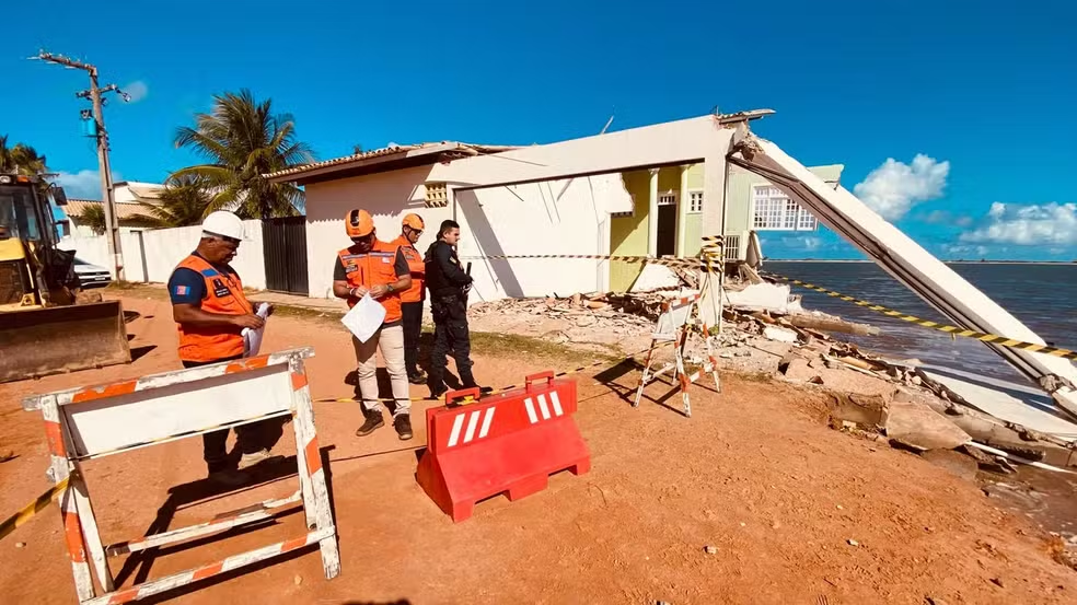 Pista de acesso à Praia do Saco é interditada após erosão destruir asfalto em Estância