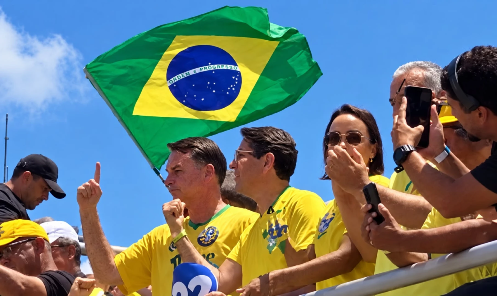 Flávio Bolsonaro lidera motocarreata e comício na Orla de Atalaia, em Aracaju