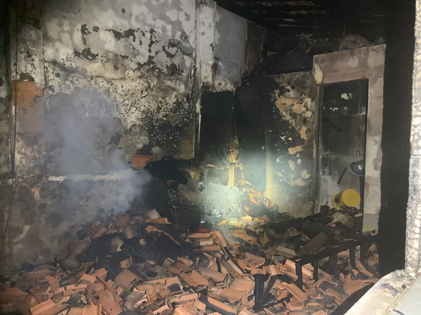 Incêndio atinge anexo de residência no bairro Getúlio Vargas, em Aracaju