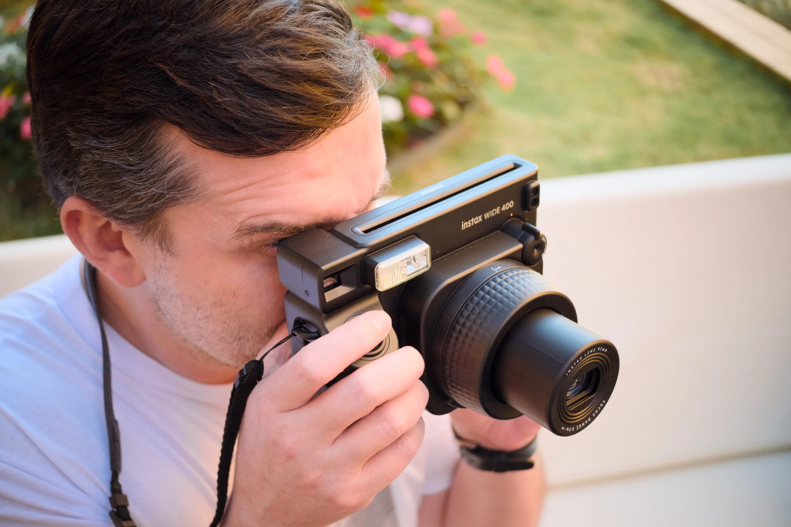 Instax WIDE 400 amplia enquadramentos e revela limites do instantâneo
