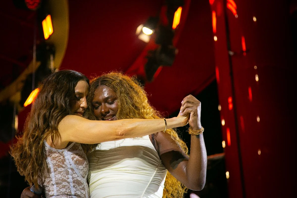 Ivete Sangalo recebe Liniker em BH e cantam ‘Coleção’ ao vivo