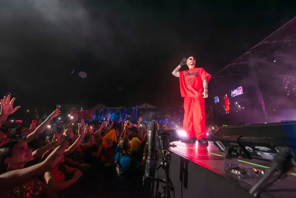 J Balvin agita Curaçao e promete show eletrizante no Rock in Rio