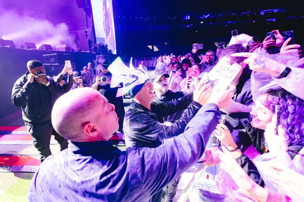 Jamiroquai lota Nubank Parque sob chuva e empolga público