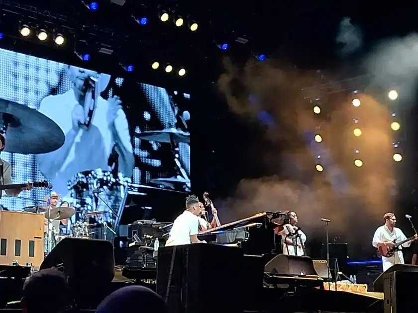 Jon Batiste desembarca no Rock in Rio com show de jazz, funk e clássicos