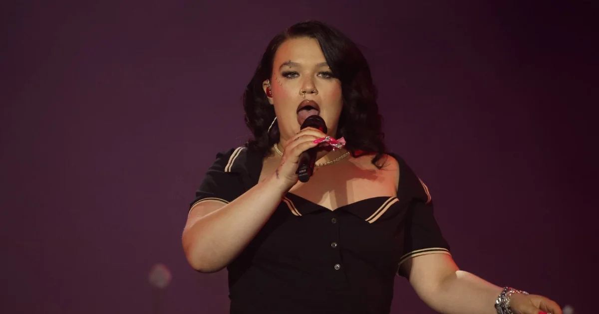 Lola Young desafia chuva e aposta em repertório além de ‘Messy’