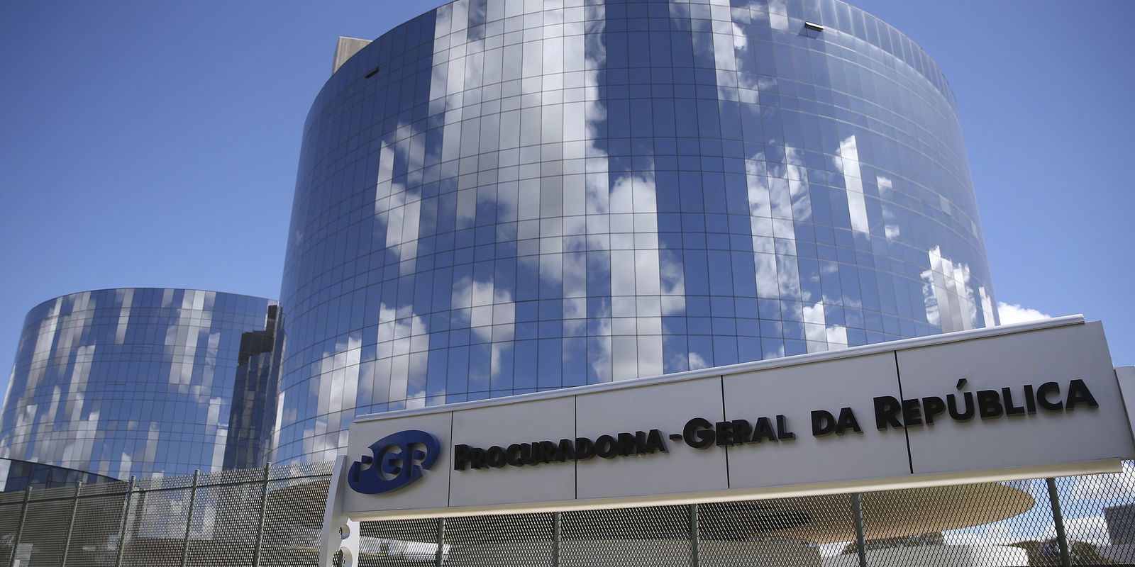 Mendonça fixa prazo de 5 dias para PGR se manifestar sobre relatório da PF