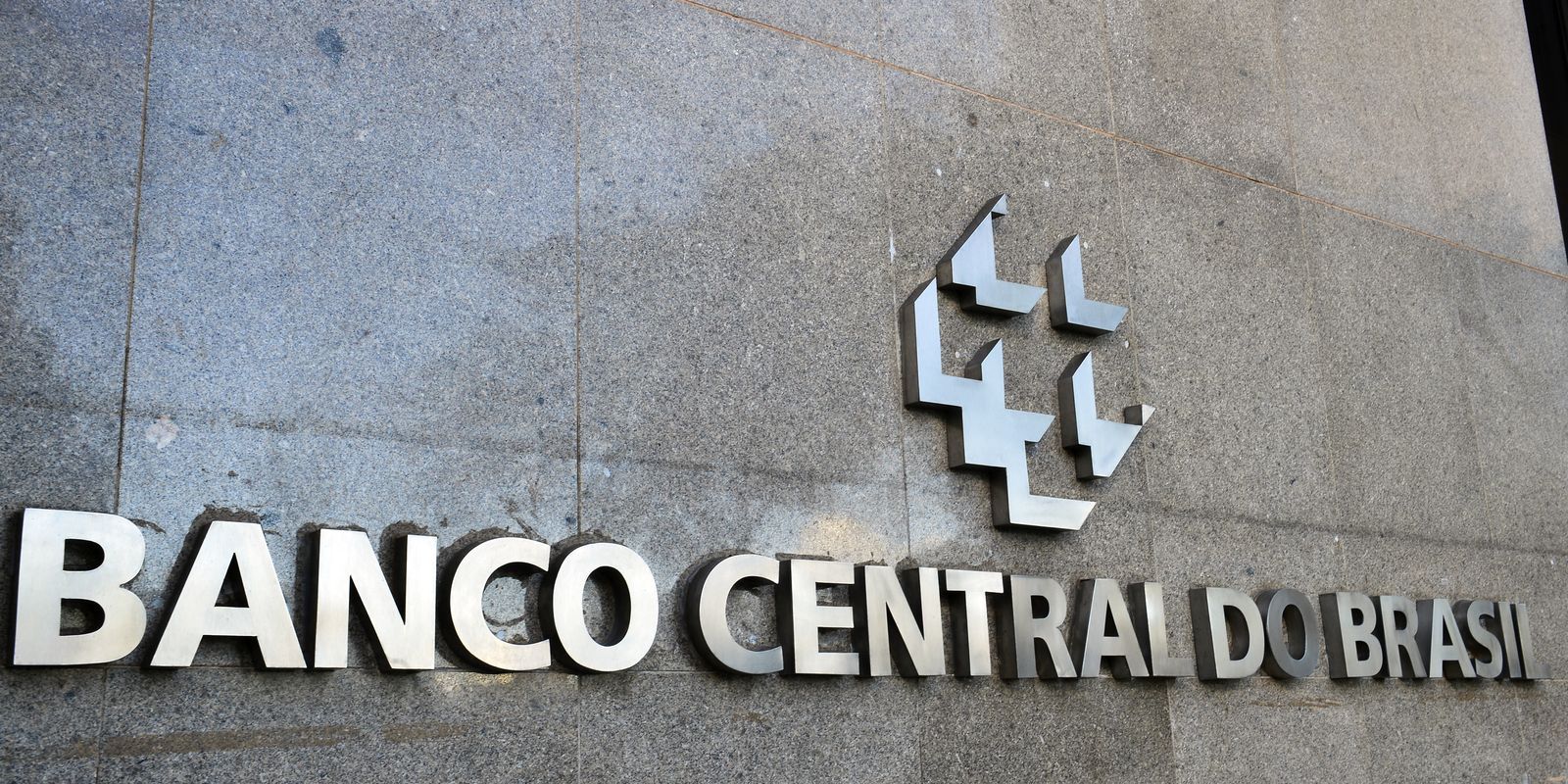 Mercado corta previsão do IPCA para 5% este ano; segue acima da meta