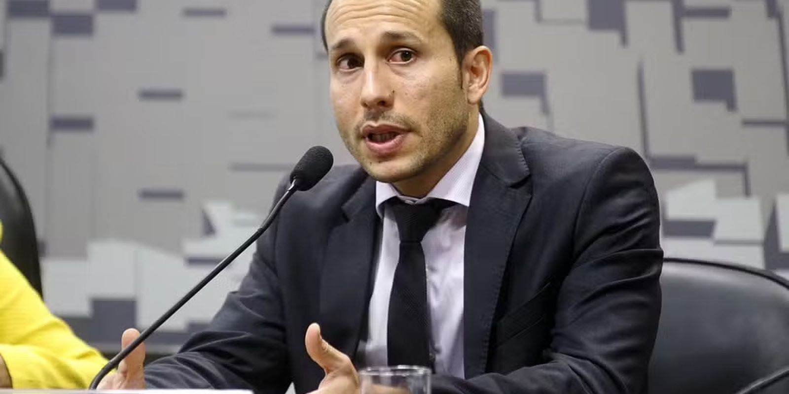 Murad promete que 'verdade prevalecerá' e diz que PF se defenderá