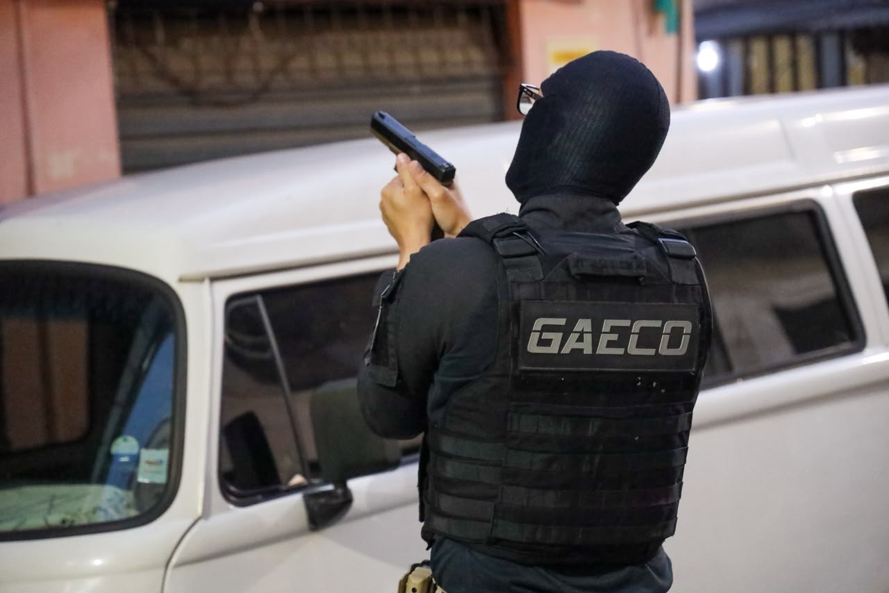 Operação cumpre 33 mandados e apreende armas, drogas e R$4 milhões