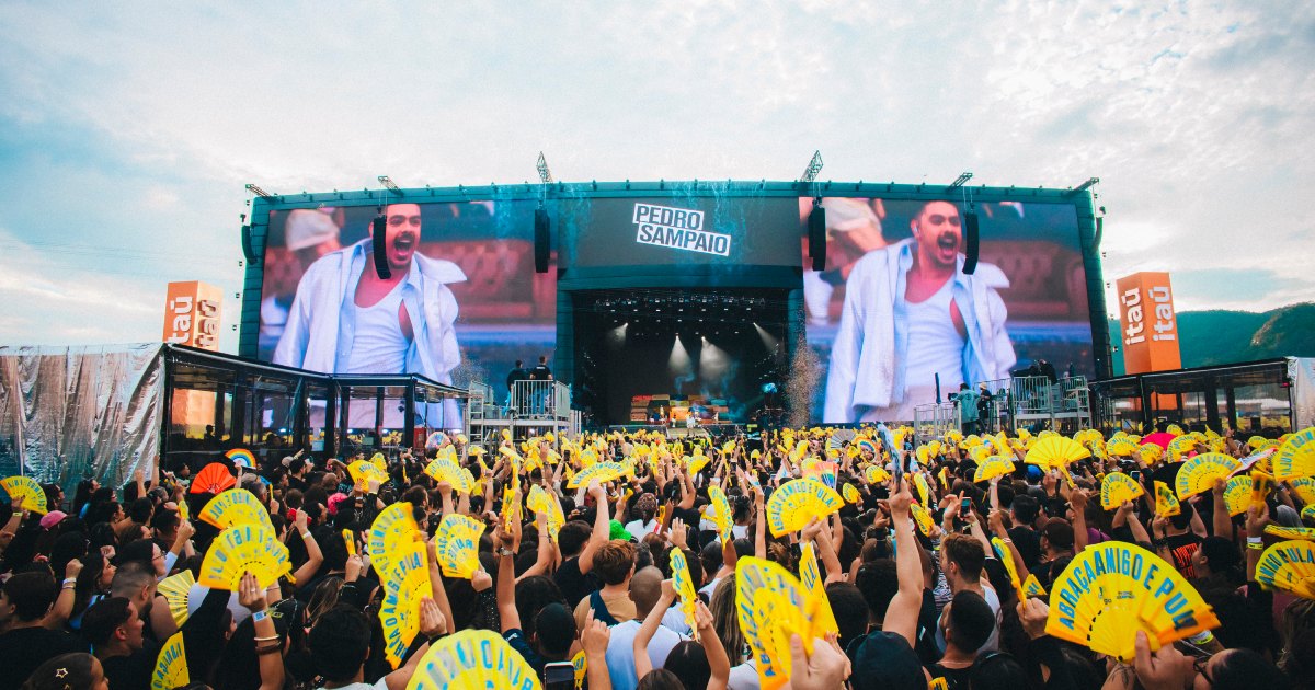 Pedro Sampaio arrasta 25 mil leques amarelos no Palco Mundo