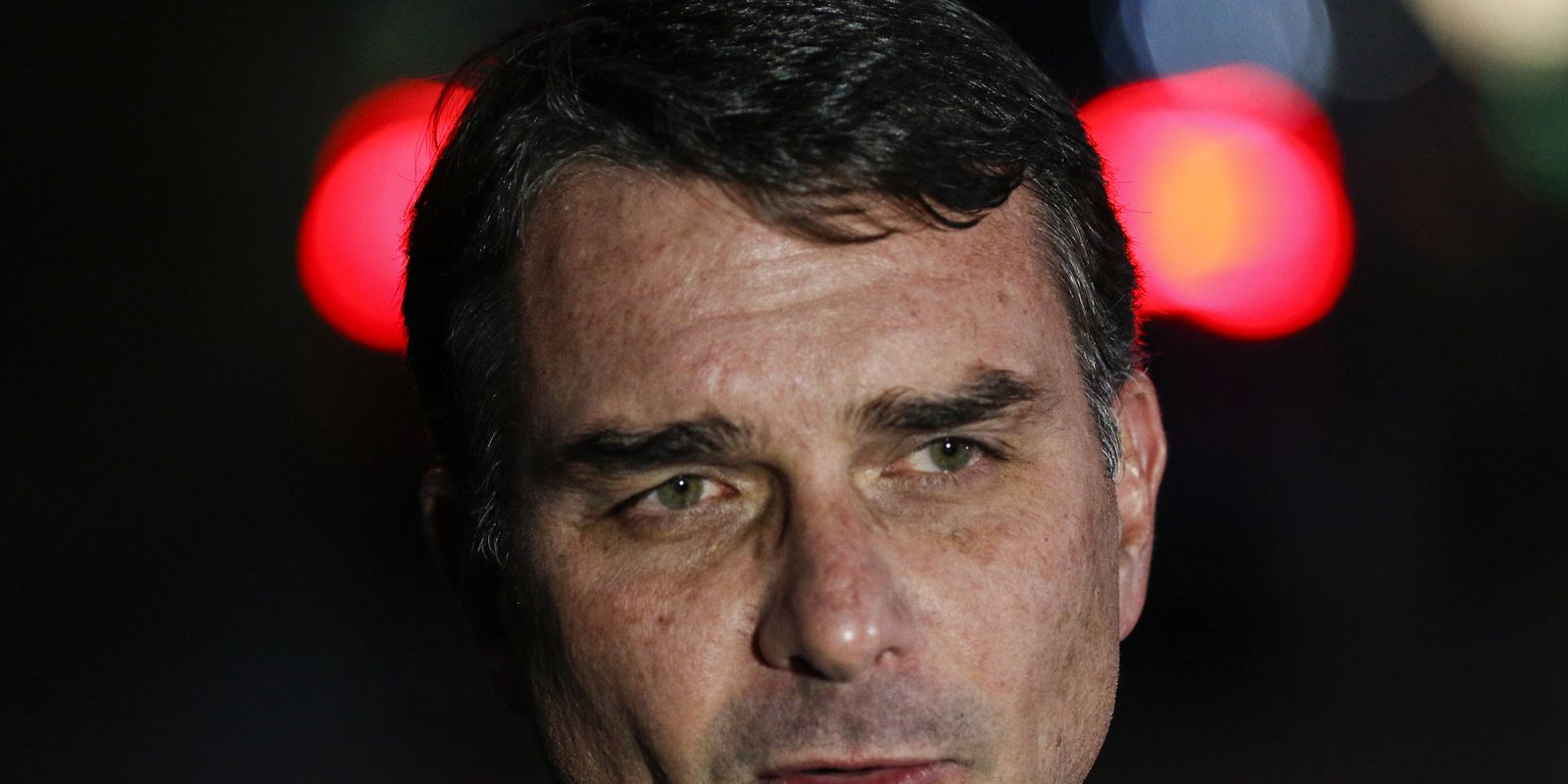 PF revela que Flávio cobrou R$131 mi de Vorcaro para financiar Dark Horse