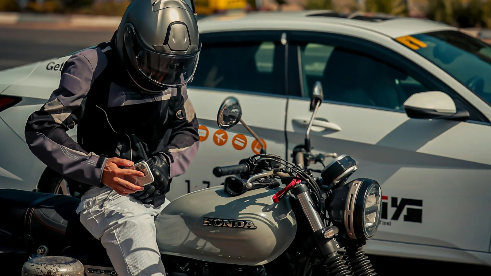Pilotar moto com fone é proibido? Entenda a lei e os riscos