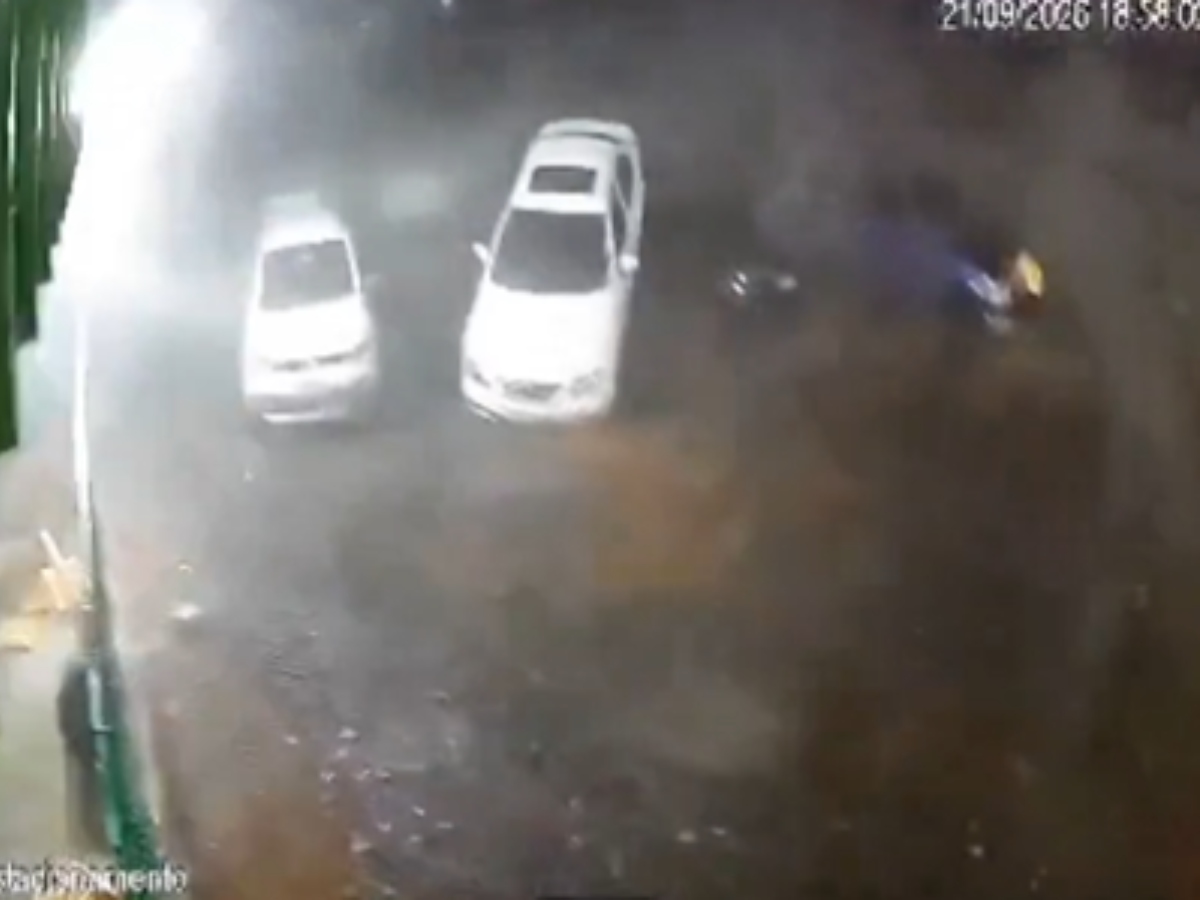 Possível tornado levanta carro e o deixa sobre outro em Francisco Beltrão
