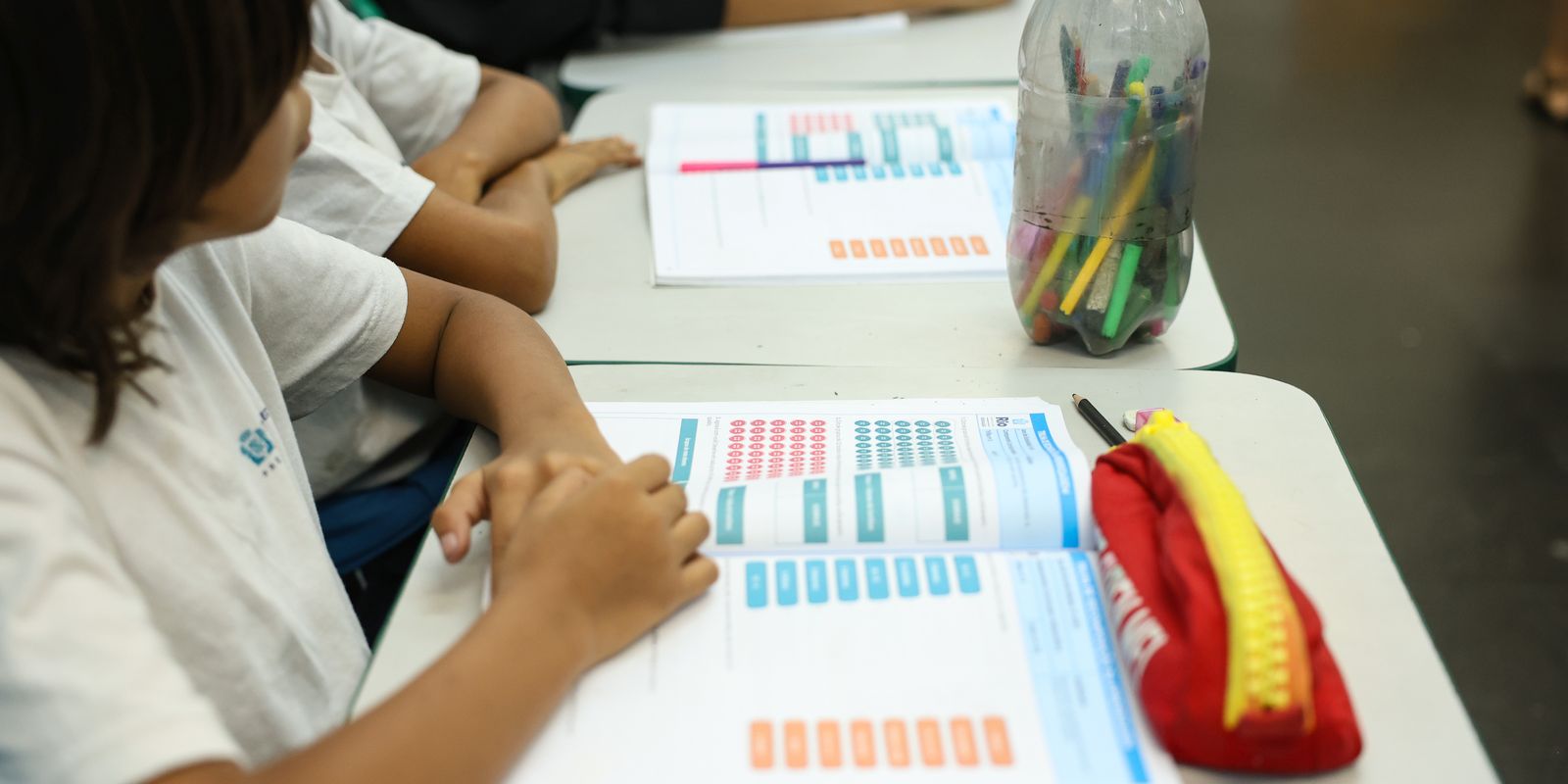 Professores e gestores decidem hoje livros didáticos do ciclo 2027-2030