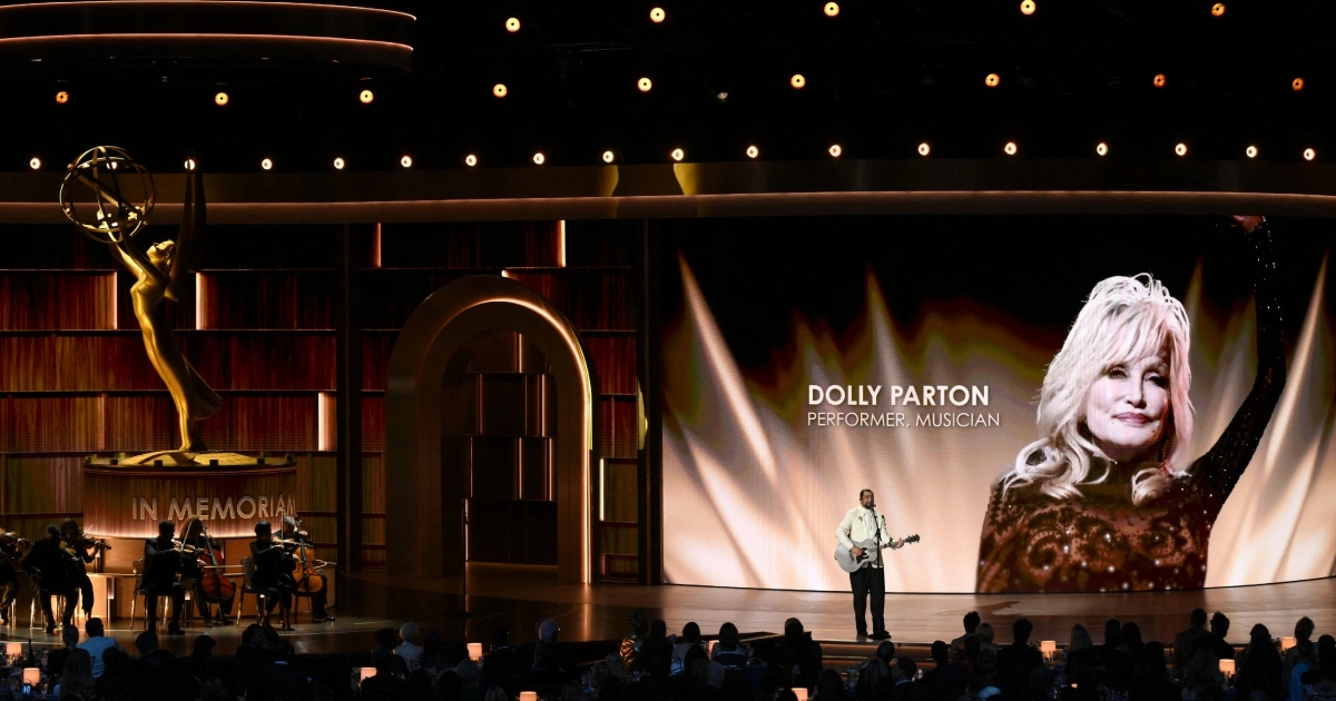 Reba McEntire emociona ao homenagear Dolly Parton no Emmy 2026