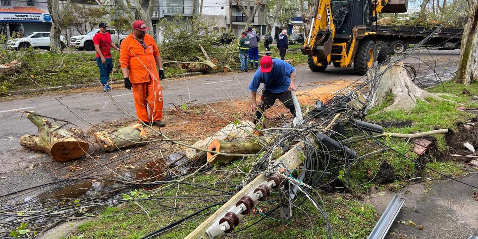 Tempestade no RS mata duas e deixa 527 mil afetados; buscas seguem