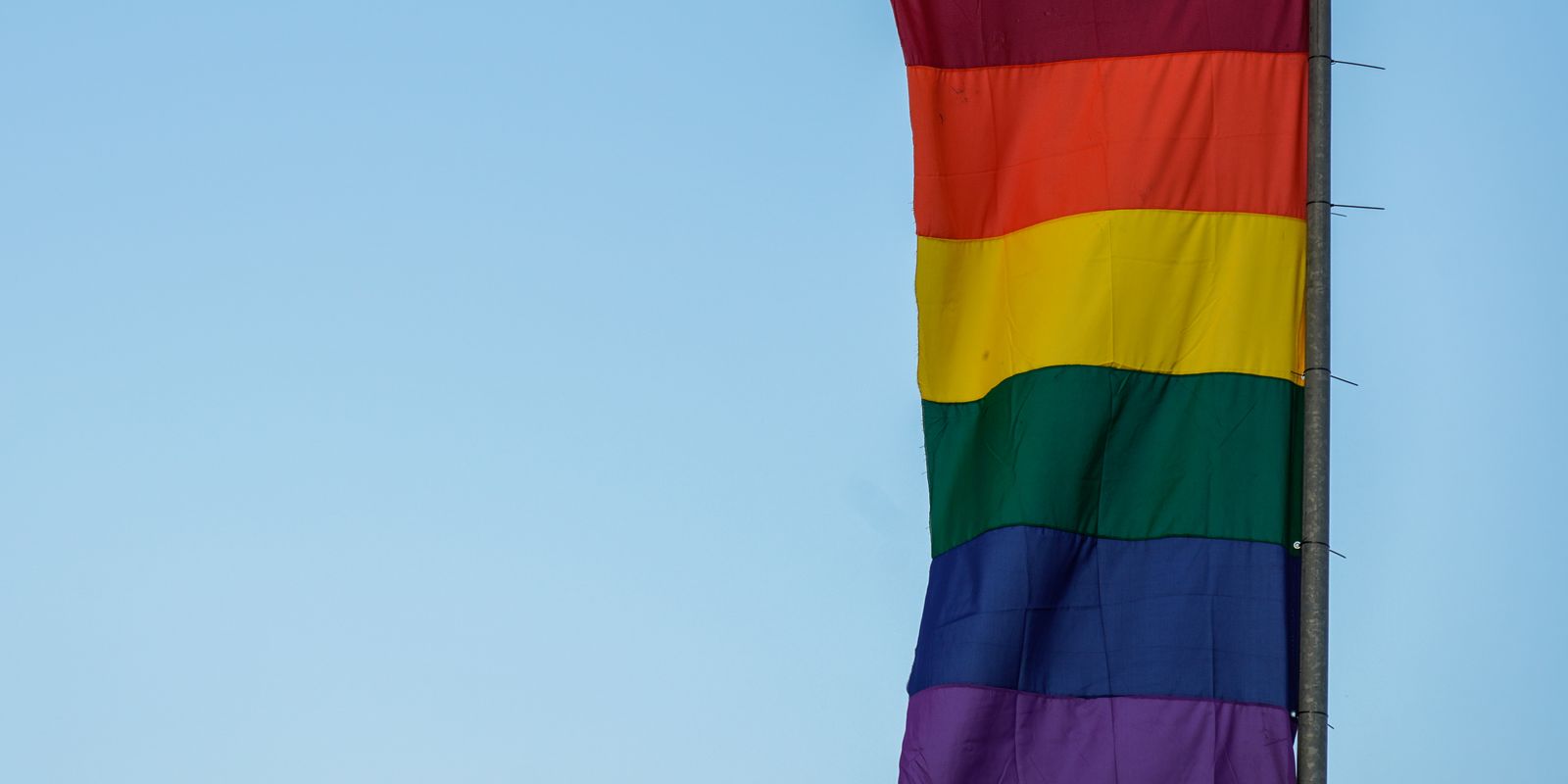Tribunal multa pais em R$100 mil por expulsar filho por homofobia
