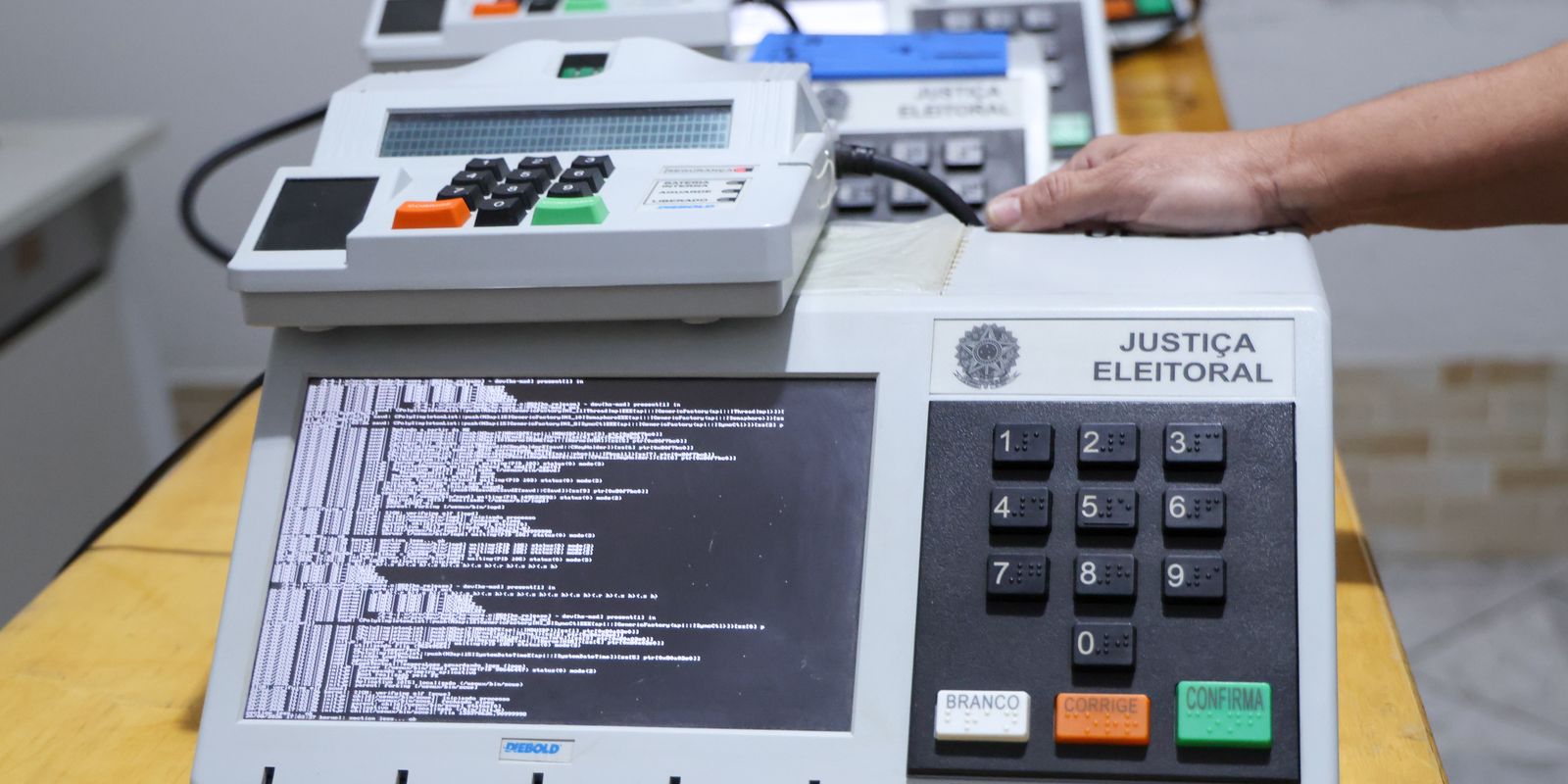 TSE sela digitalmente sistemas das urnas e garante verificação do software