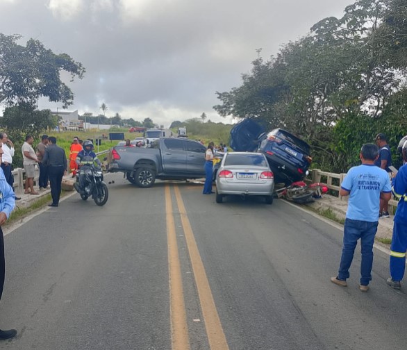 Acidente envolvendo três carros e uma moto é registrado na BR-235, próximo ao Gandu