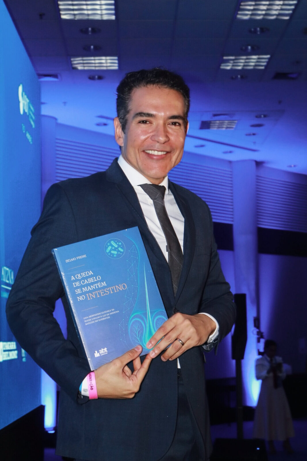 Médico sergipano Dr. Delmo Freire lança livro sobre saúde capilar em São Paulo 