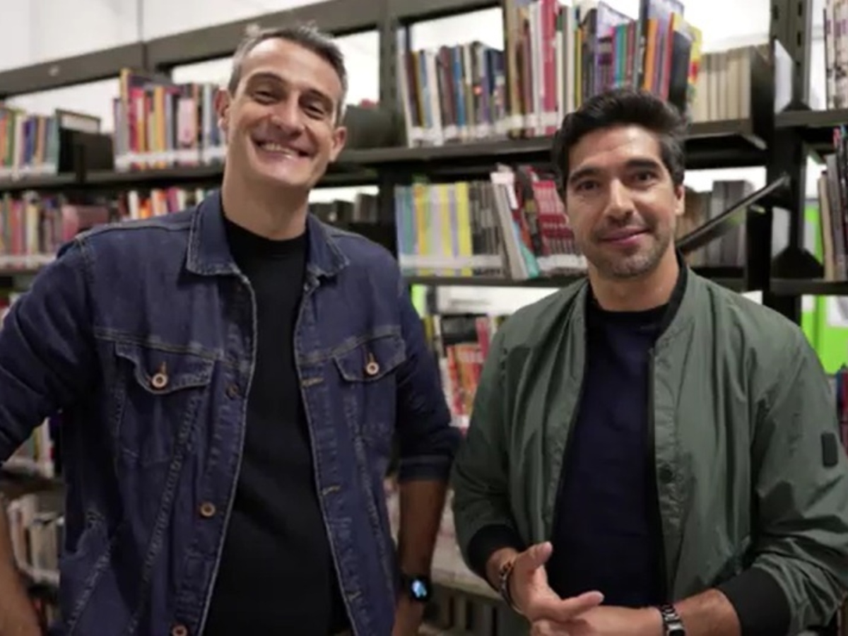 Abel Ferreira promove leitura infantil em reportagem na TV
