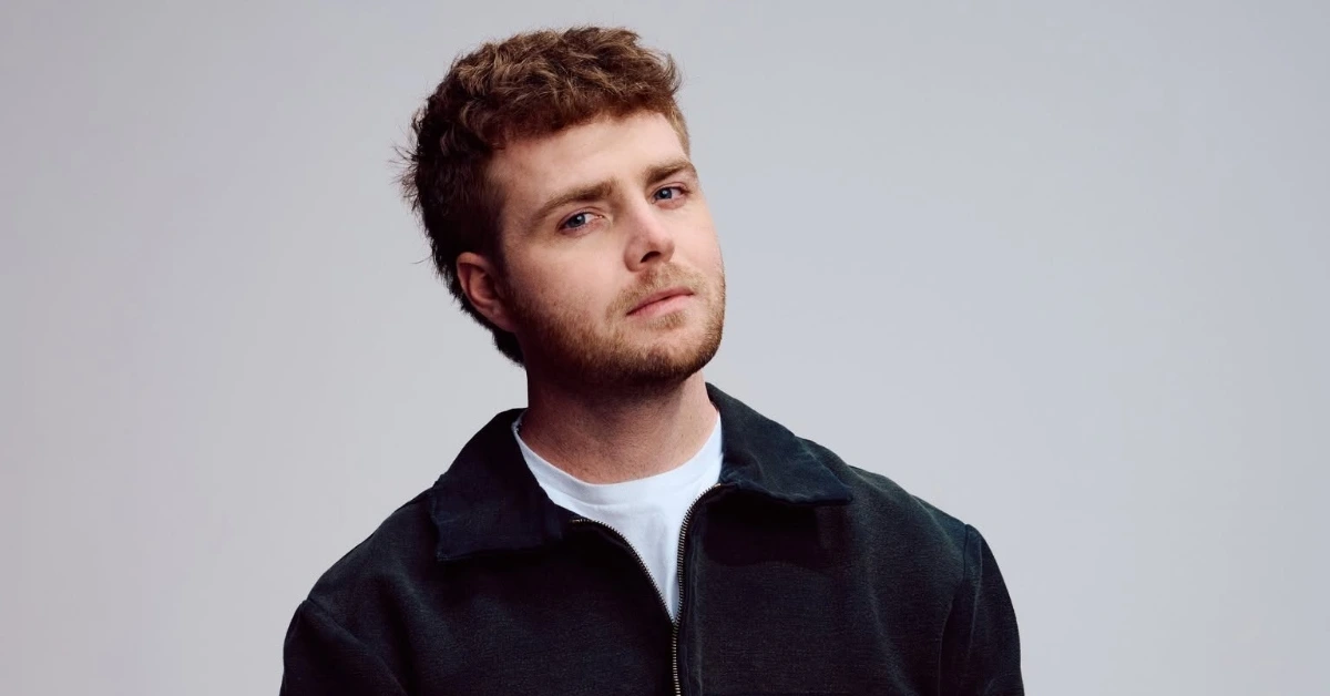Alex Warren explica por que autografa cinzas de fãs em shows