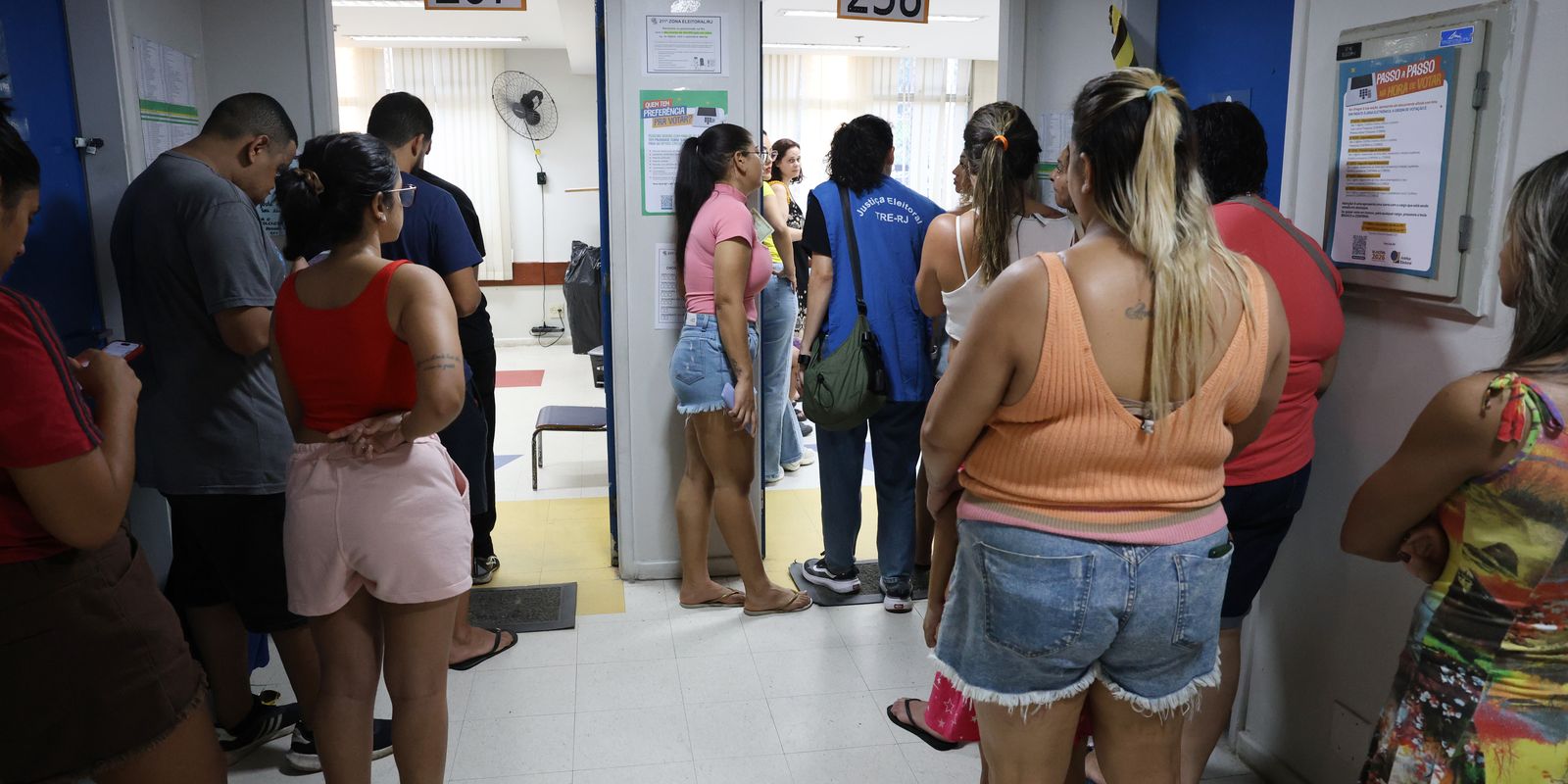 Alteração de locais na Maré complica votação e eleva abstenção