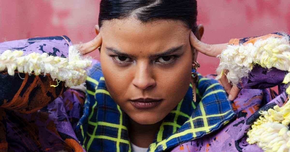 Amanda Magalhães usa humor e crítica às redes e IA em novo álbum
