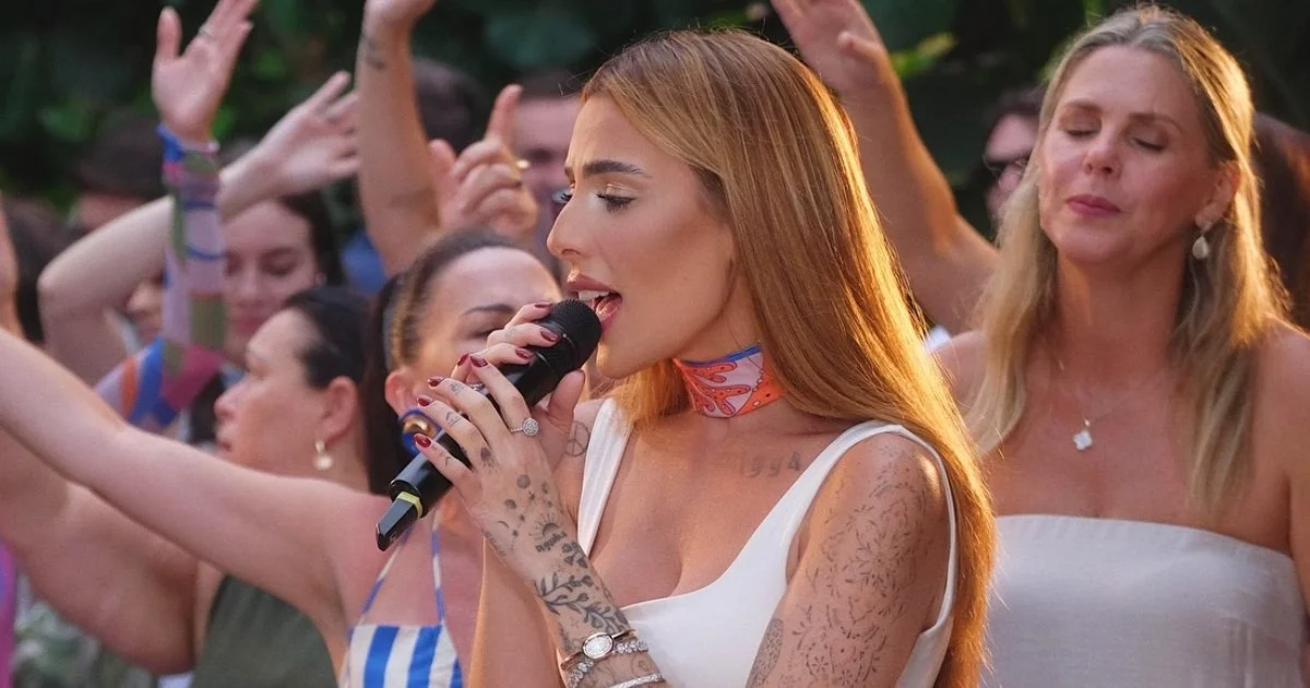 Ana Clara transforma ‘Uma Brasileira’ em pagode no projeto Mesa 8