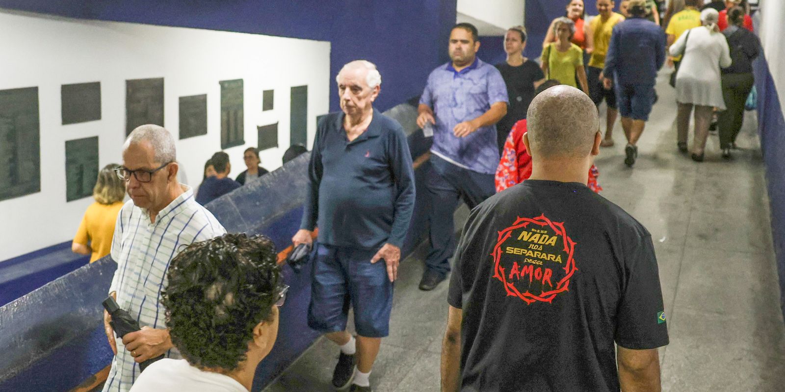 Aos 81, sobe escadas e vota no Méier dez dias após cirurgia
