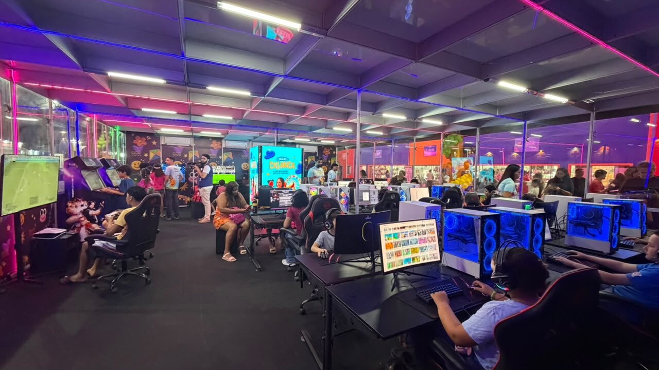 Crianças nas estações de jogos da Arena Gamer da Vila da Criança