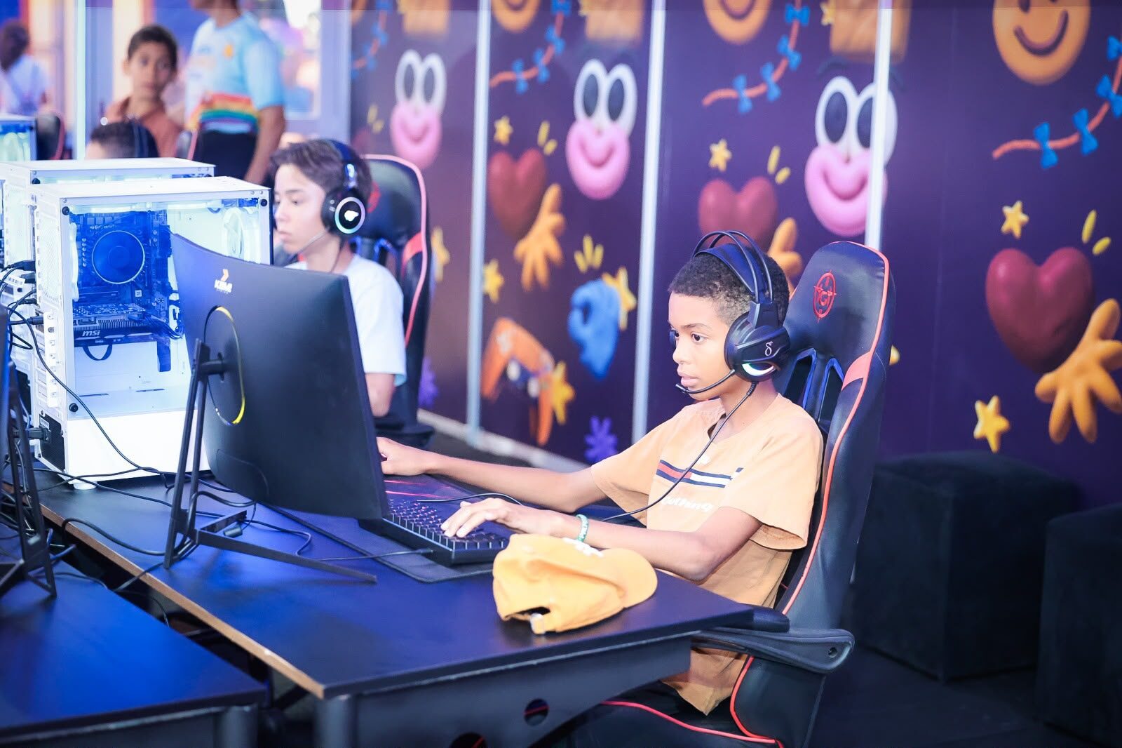 Crianças jogando na Arena Gamer da Vila da Criança