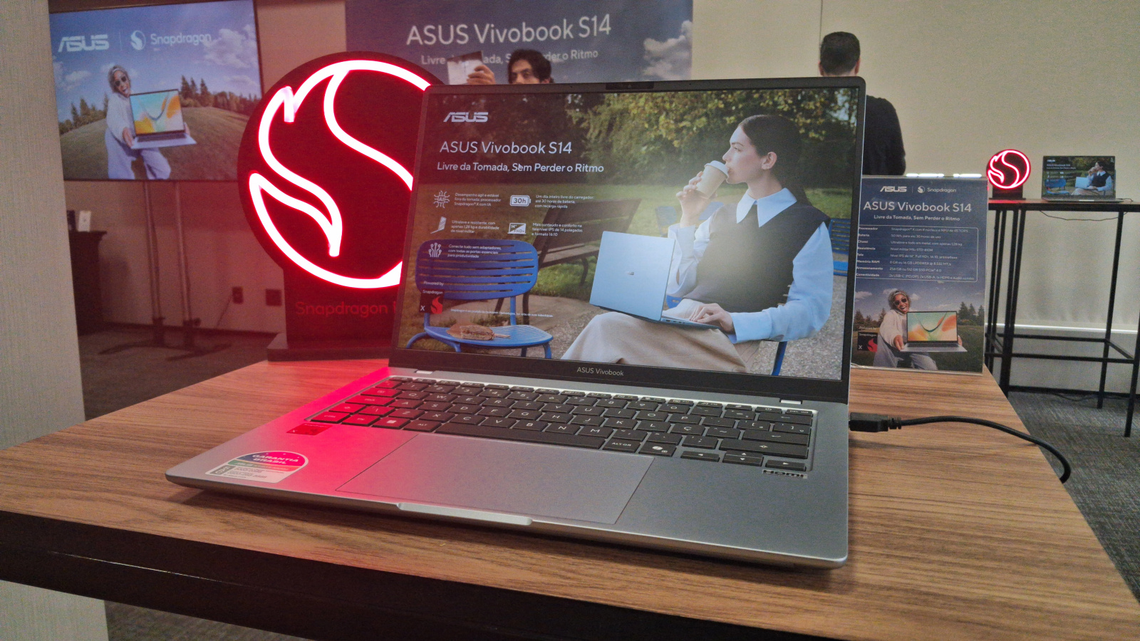 ASUS apresenta Vivobook S14 com Snapdragon X e autonomia de 30h