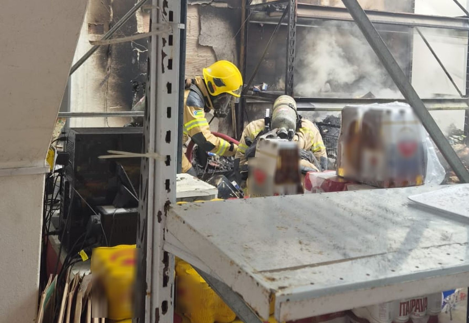 Bombeiros controlam incêndio em depósito de supermercado no Centro de Umbaúba