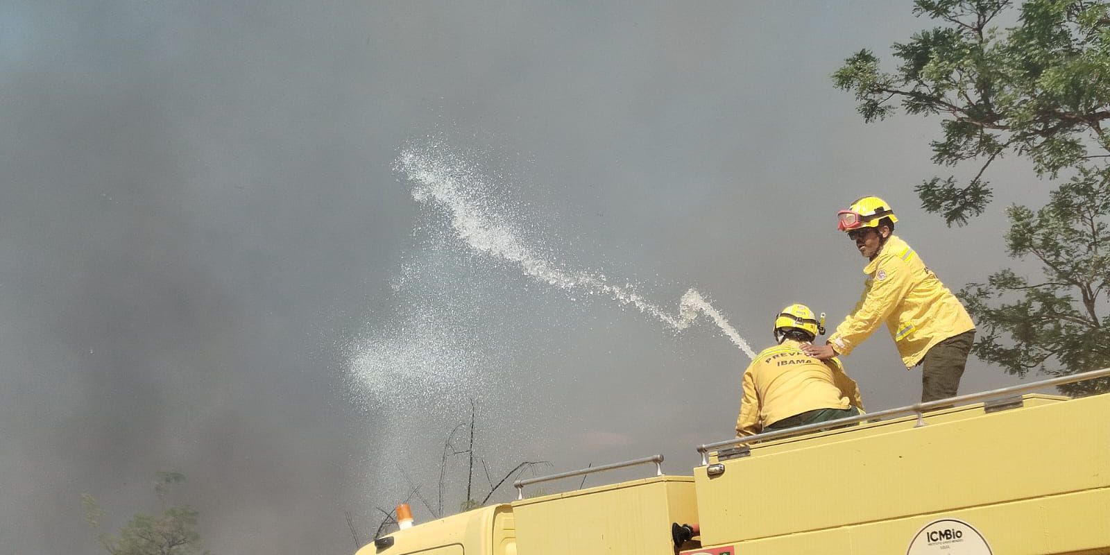 Bombeiros controlam incêndio no Centro Olímpico da UnB
