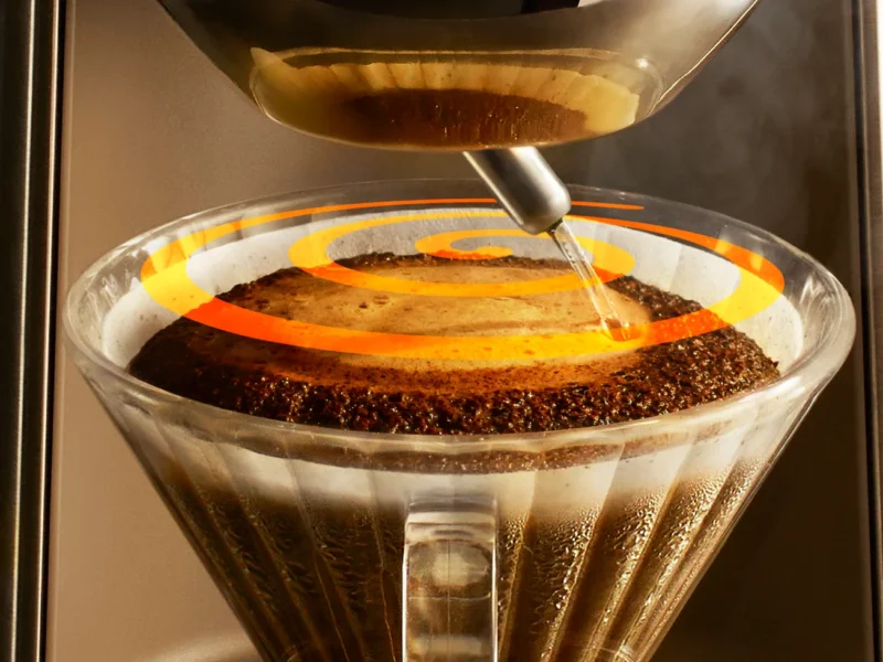 Breville apresenta cafeteira que reproduz gesto humano do coado