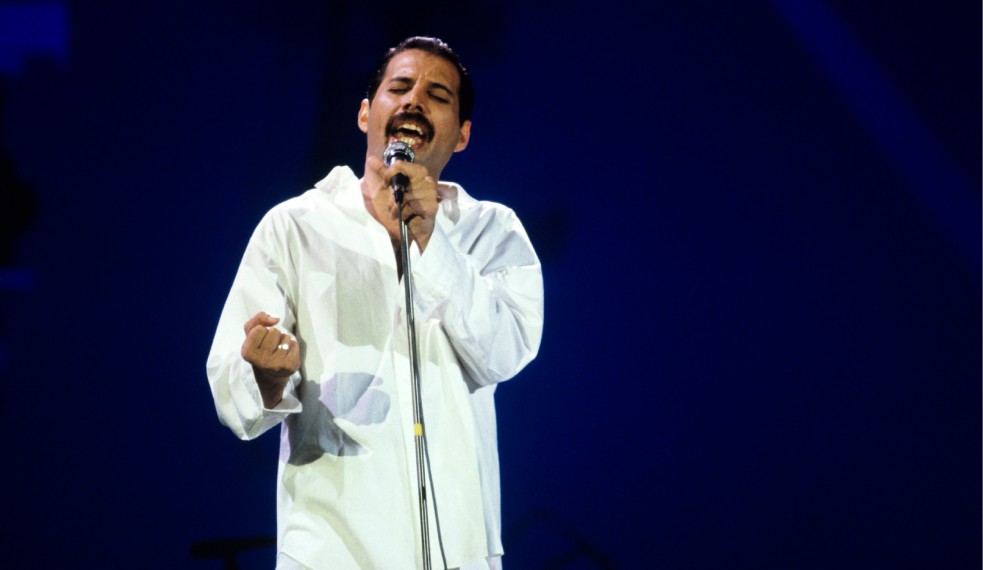 Caderno com letras de Freddie Mercury alcança R$ 1,9 mi em leilão