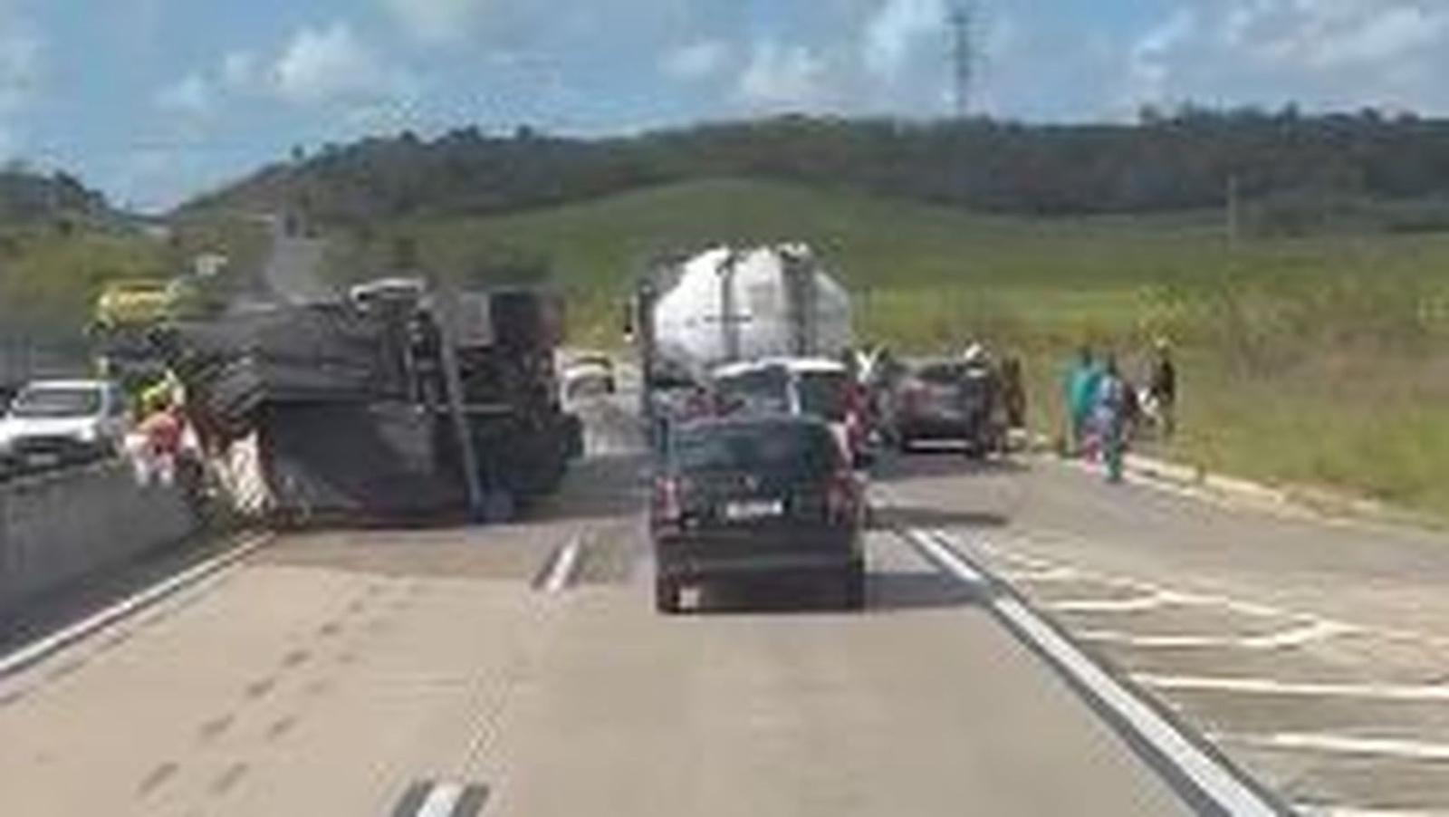 Caminhão carregado de cerveja tomba e interdita BR-101 em Japaratuba