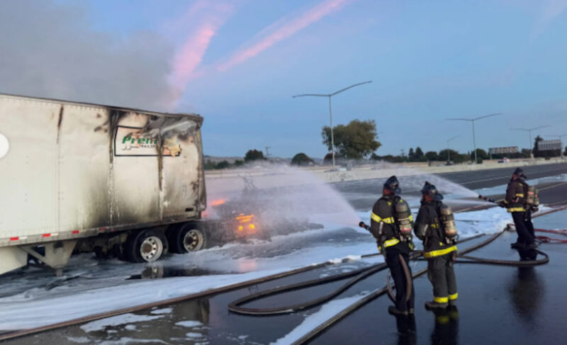 Caminhão elétrico da Tesla pega fogo e bloqueia I-880 em Hayward