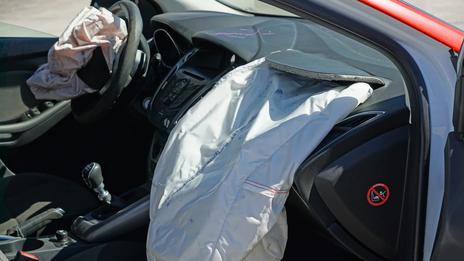 Capas e acessórios bloqueiam airbags e aumentam risco aos ocupantes