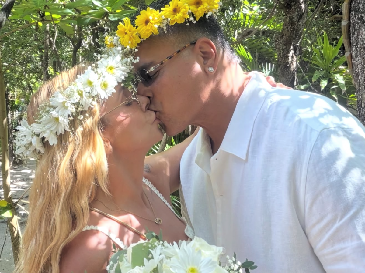 Carla Perez e Xanddy renovam votos e celebram 25 anos em cerimônia na praia