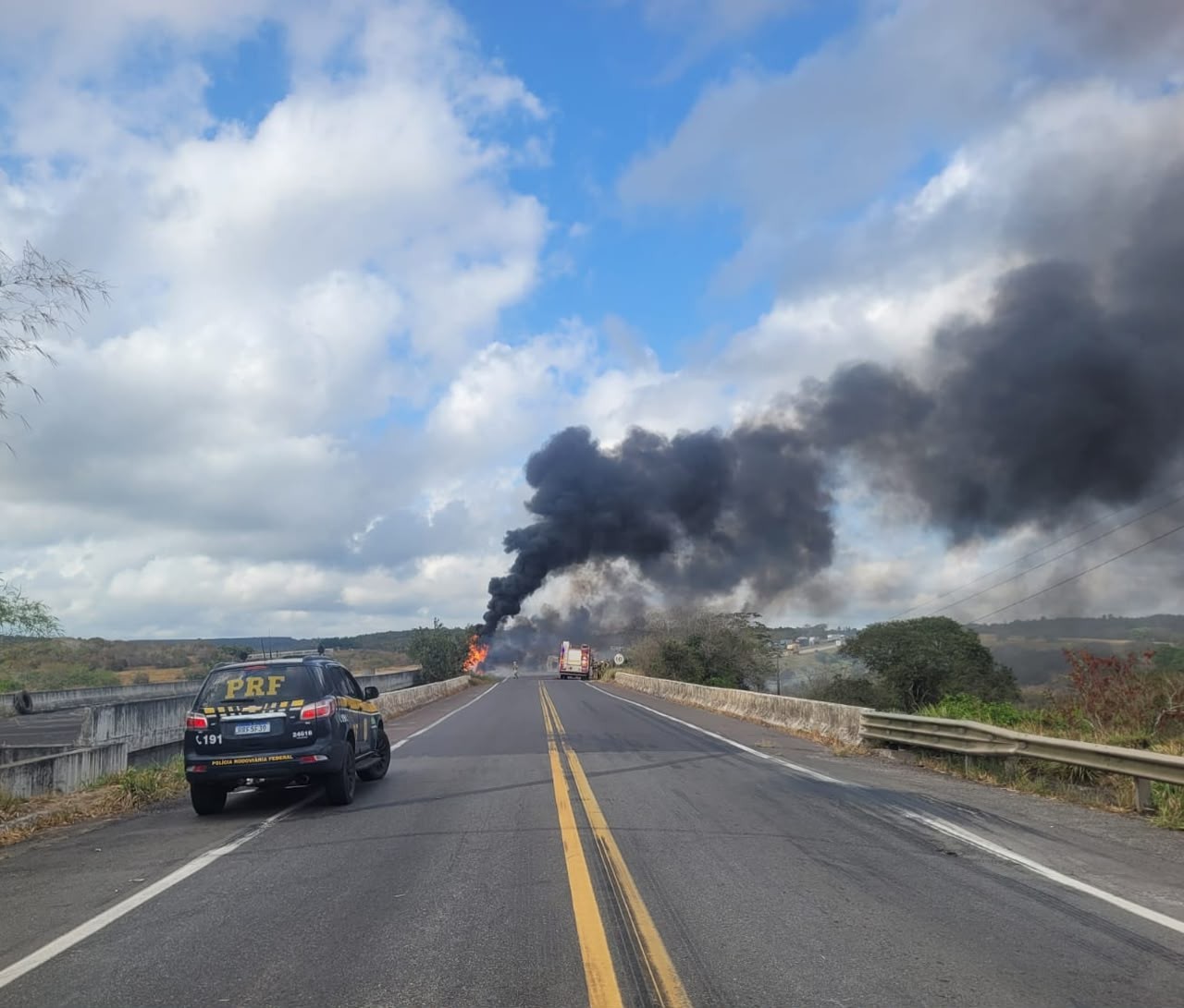 Carreta carregada de biodiesel tomba e incendeia na BR-101 na divisa BA-SE
