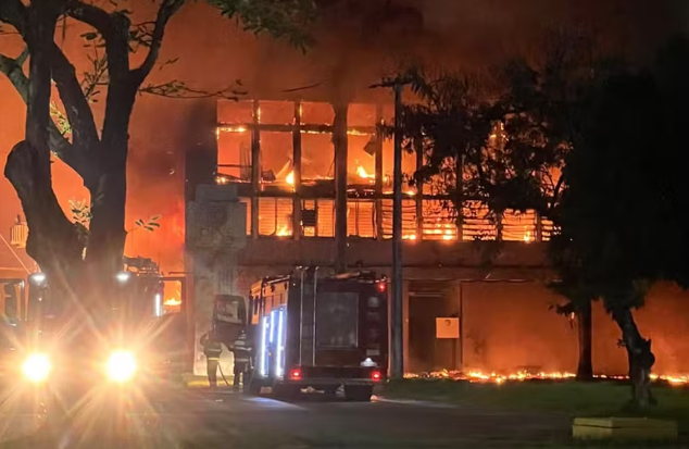 Chamas destroem prédio de pesquisa da UFPE na Cidade Universitária