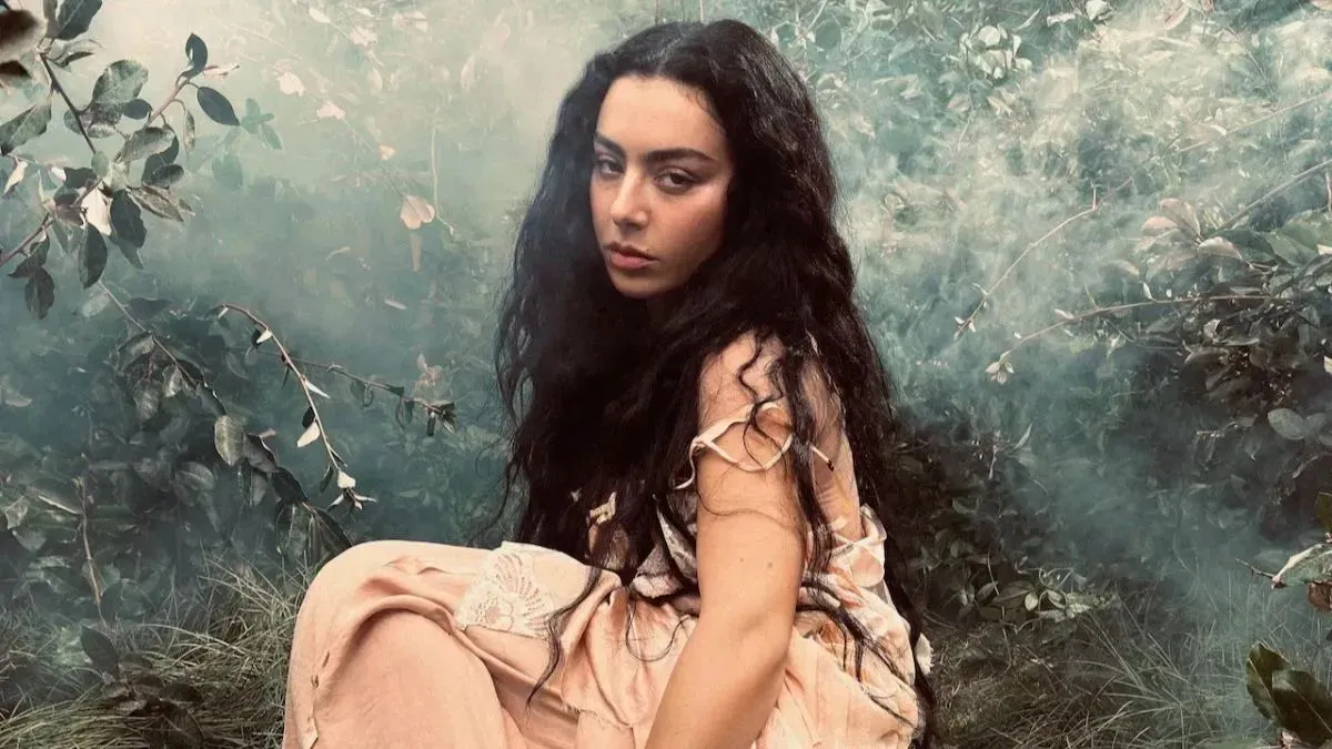 Charli XCX amplia guitarras e explora novas sonoridades