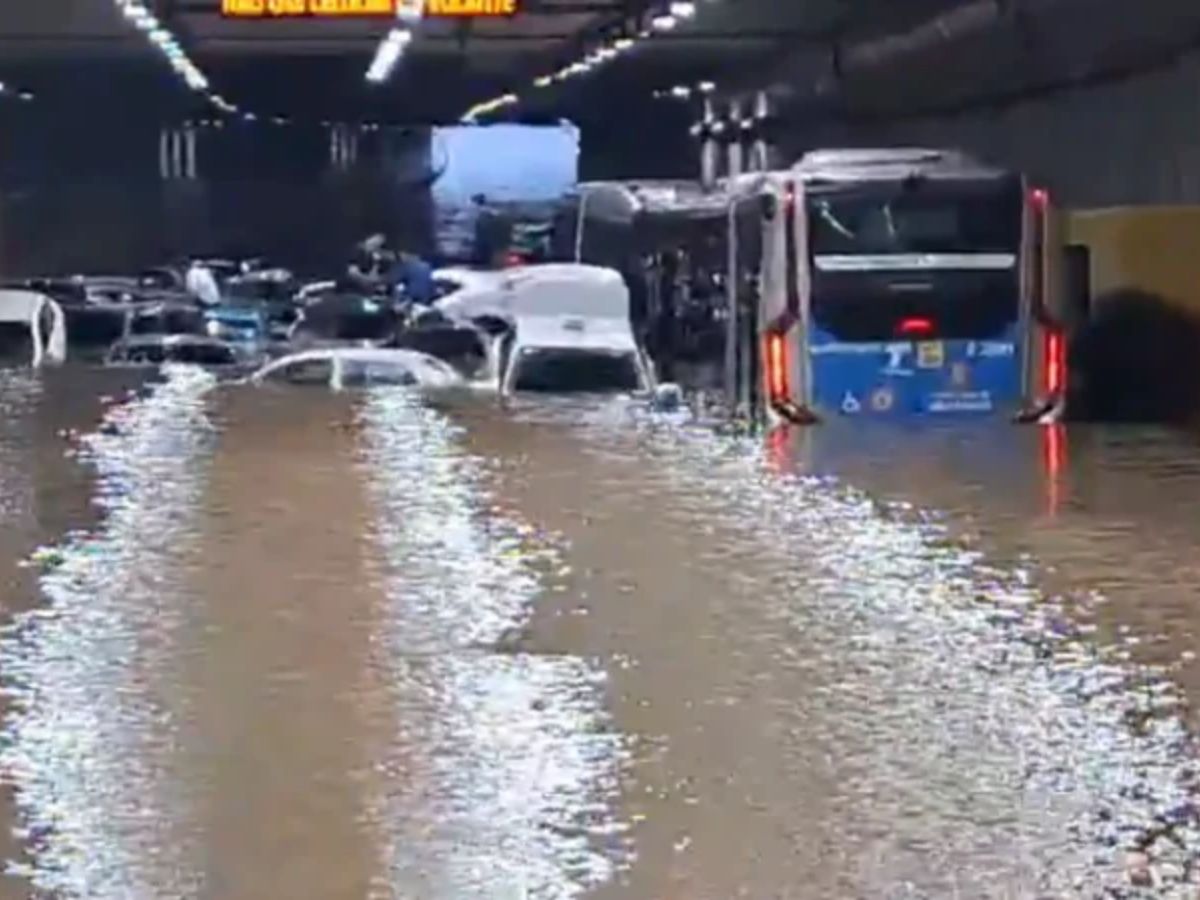 Chuva forte alaga avenidas em São Paulo e deixa carros submersos