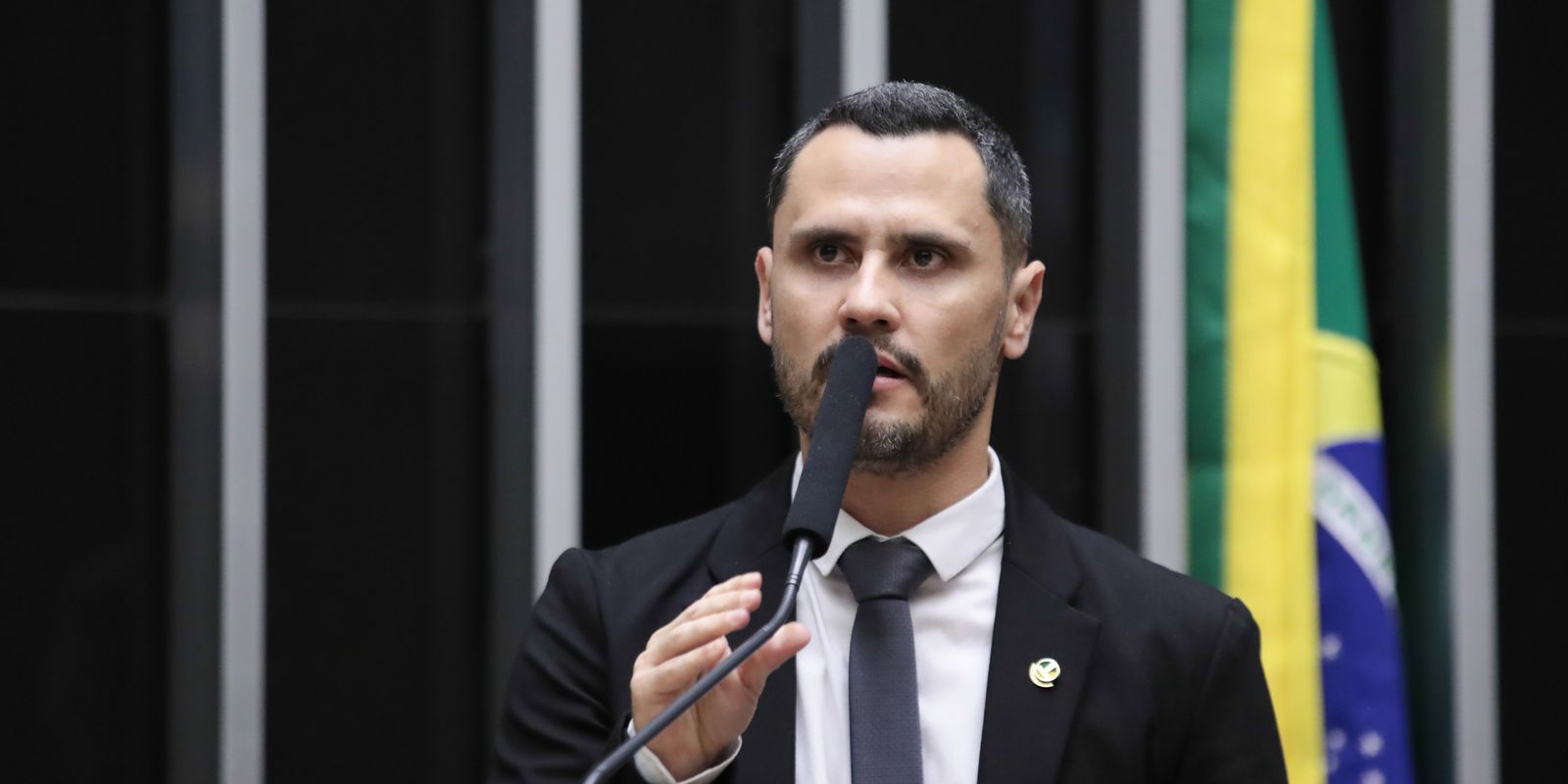 Cleitinho conquista governo de Minas em 1º turno com 55,4%