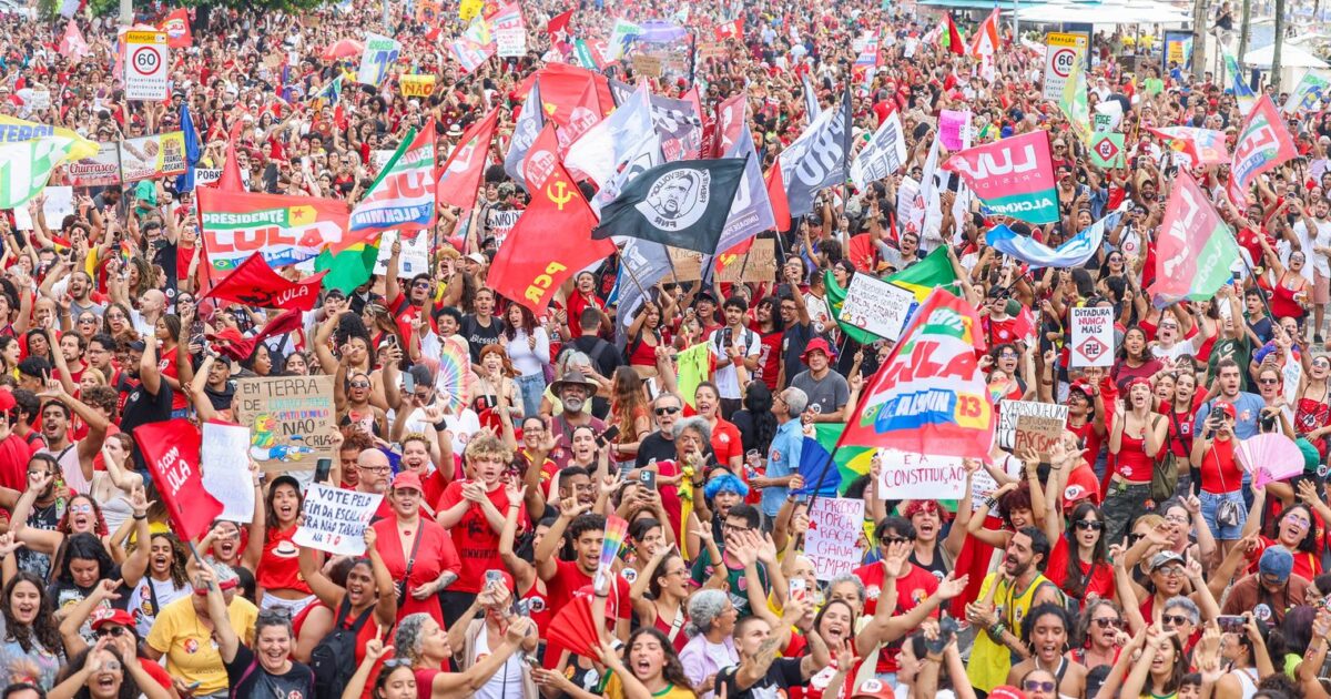 Copacabana atrai multidão pró-democracia e reeleição de Lula